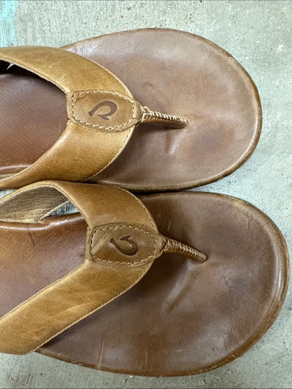 OluKai Men’s Tan/Brown Leather Flip Flops